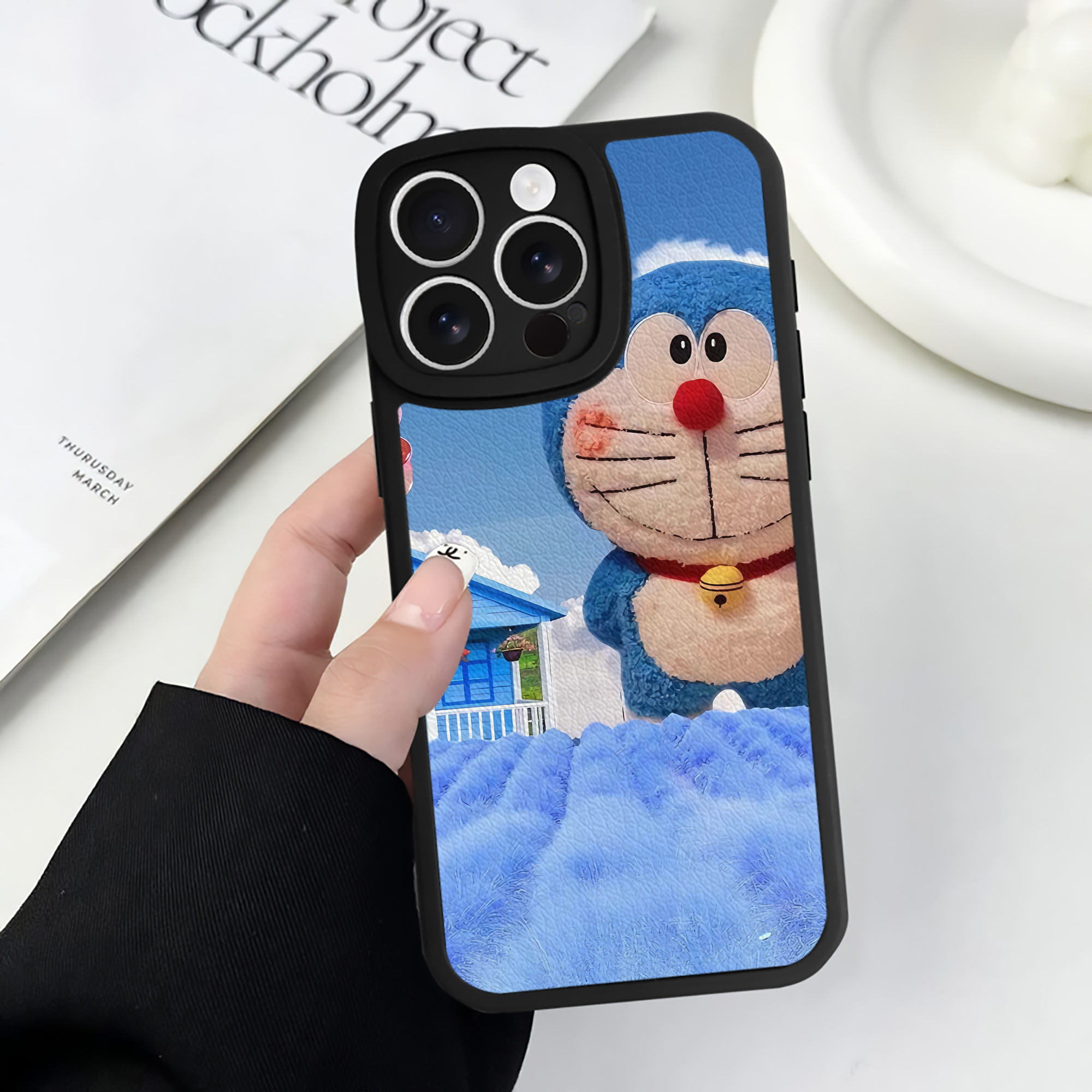 （画像用） ドラえもん Doraemon 【iPhone 16シリーズ対応】シリコンスマホケース（レザー調） 材質：シリコン